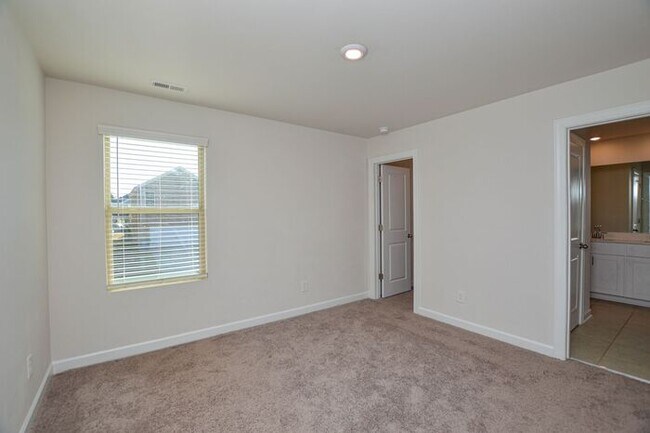 Building Photo - Like New All Brick Home in Mint Hill!