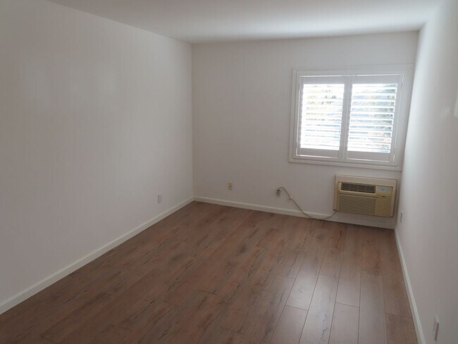 Building Photo - Perfectly located 2 bed, 2 bath condo in San Diego's Bay Ho area