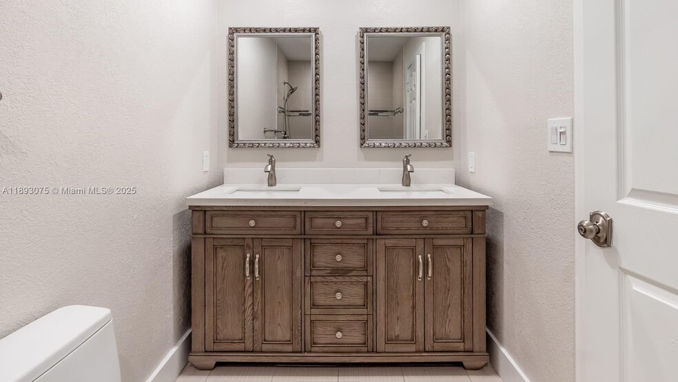 Building Photo - 740 Beachwood Ln