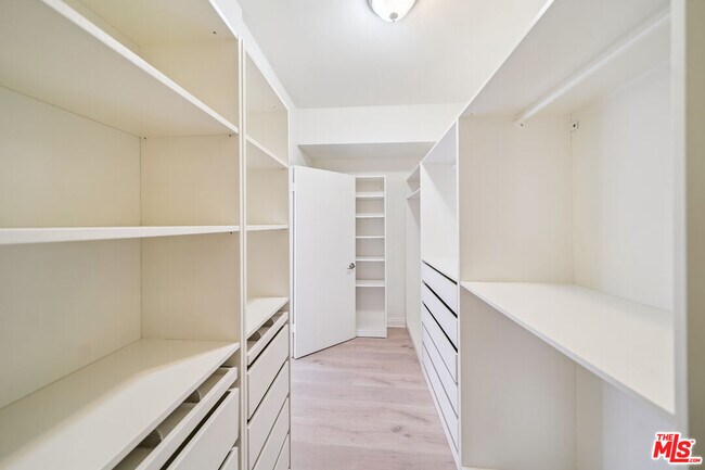 Building Photo - 8865 Alden Dr