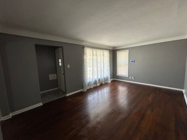 Building Photo - Spacious 3-Bedroom, 2-Bath House in South Euclid