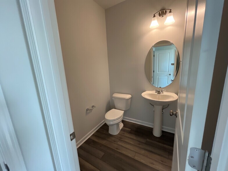 Building Photo - Room in Townhome on Chert Ln