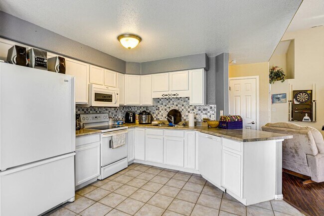 Building Photo - 367 N Lake Ct