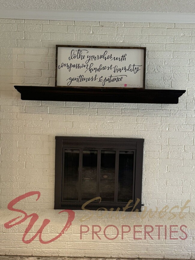 Building Photo - Lovely, spacious home that welcomes you in!