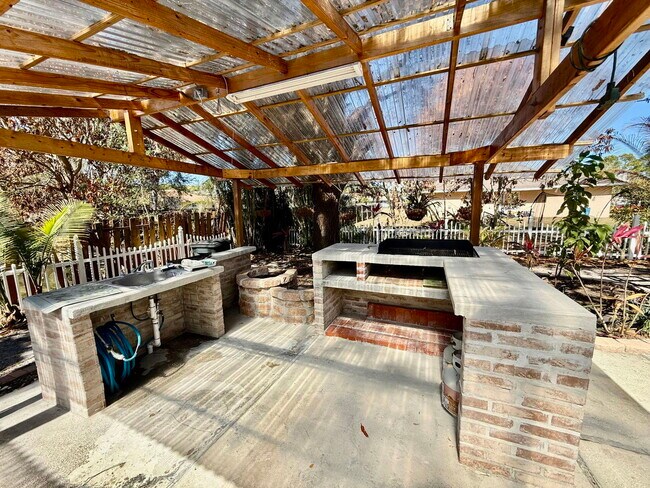 Building Photo - 125 SW Donna Terrace