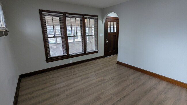 Building Photo - Charming 3 bedroom/1 bath home in the heart of Akron!