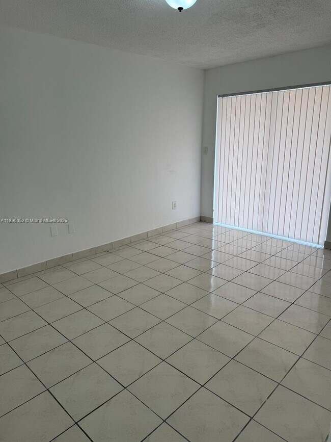Building Photo - 1255 W 53rd St