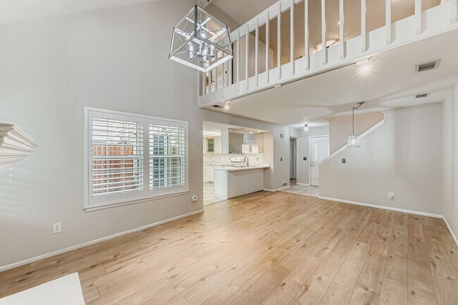 Building Photo - Stylish Townhome with Loft, Fireplace & Ga...
