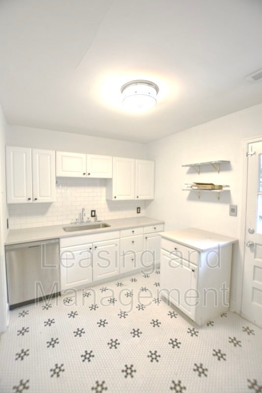 Building Photo - 2 Rosedale Dr