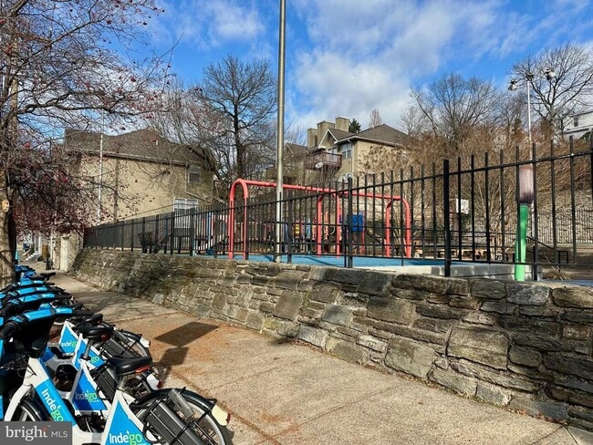 Building Photo - 3922 Manor St