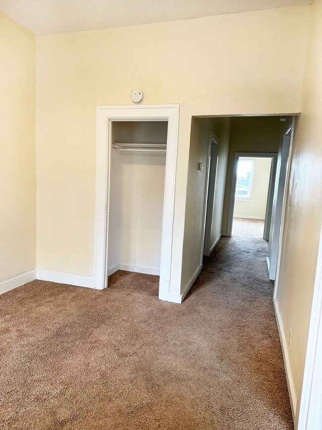 Building Photo - 5bed/2bath Single Family Home!