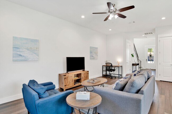 Building Photo - 3 bed East Hill Townhome