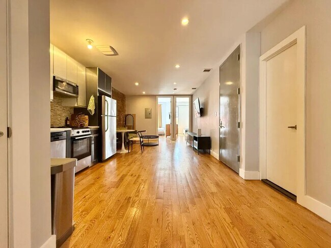 Building Photo - Furnished room/NOT APARTMENT