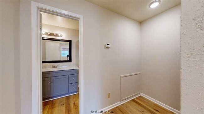 Building Photo - 2807 Longmire Dr