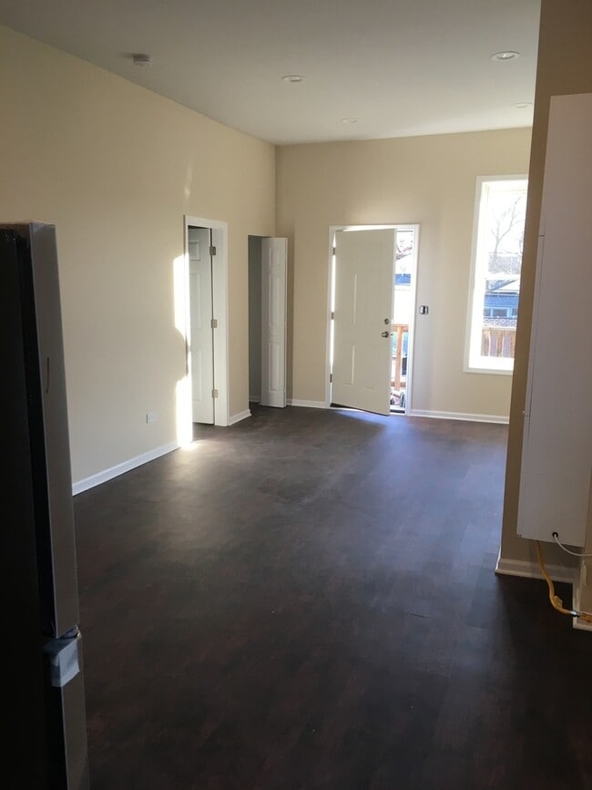 Building Photo - 321 W 24th St