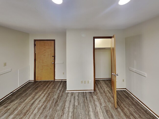 Building Photo - 49 E 14th Ave