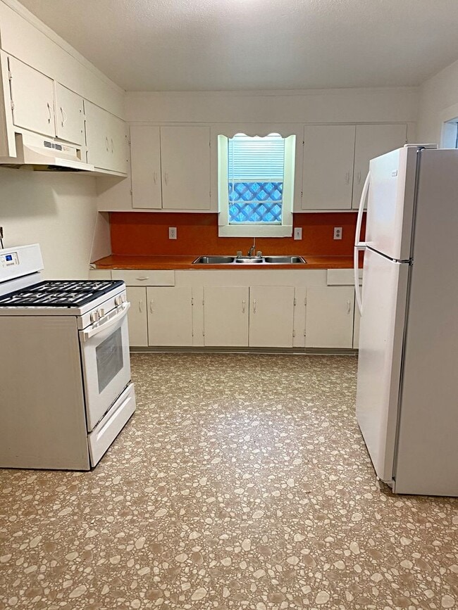 Building Photo - 2046B Grand St, Beaumont, TX 77703