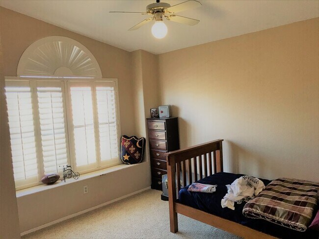 Building Photo - Beautiful 4Bd x 2.5Bath w/ HUGE Backyard &...