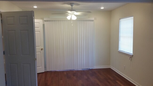 Building Photo - GA Town Home
