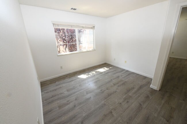 Building Photo - 2145 Kingsbury Cir