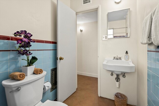 Building Photo - 2604 N Martin Ave