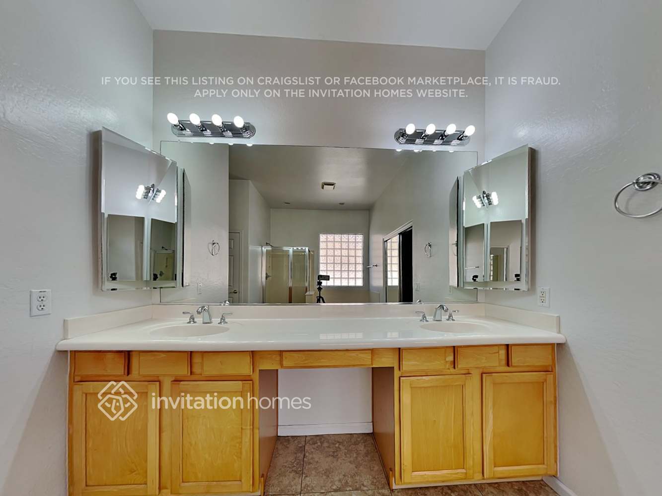 Building Photo - 7209 W Paradise Ln