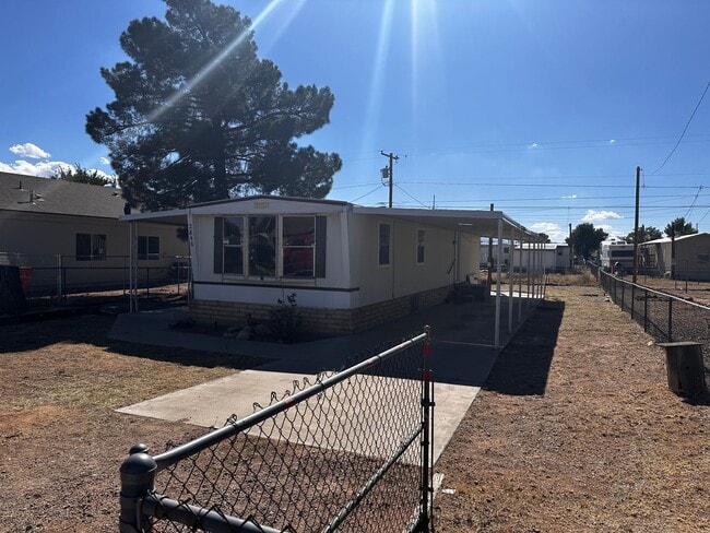 Building Photo - 2 Bedroom 1 Bathroom Home