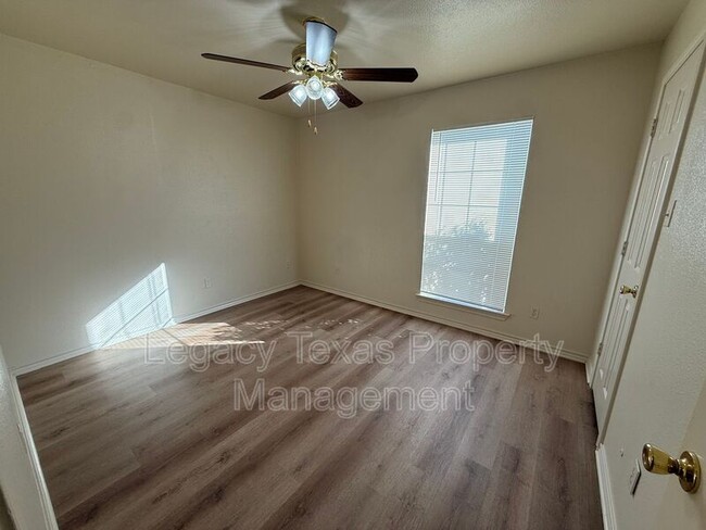 Building Photo - 701 Miracle Ln