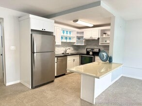 Building Photo - 28 Ventnor Dr
