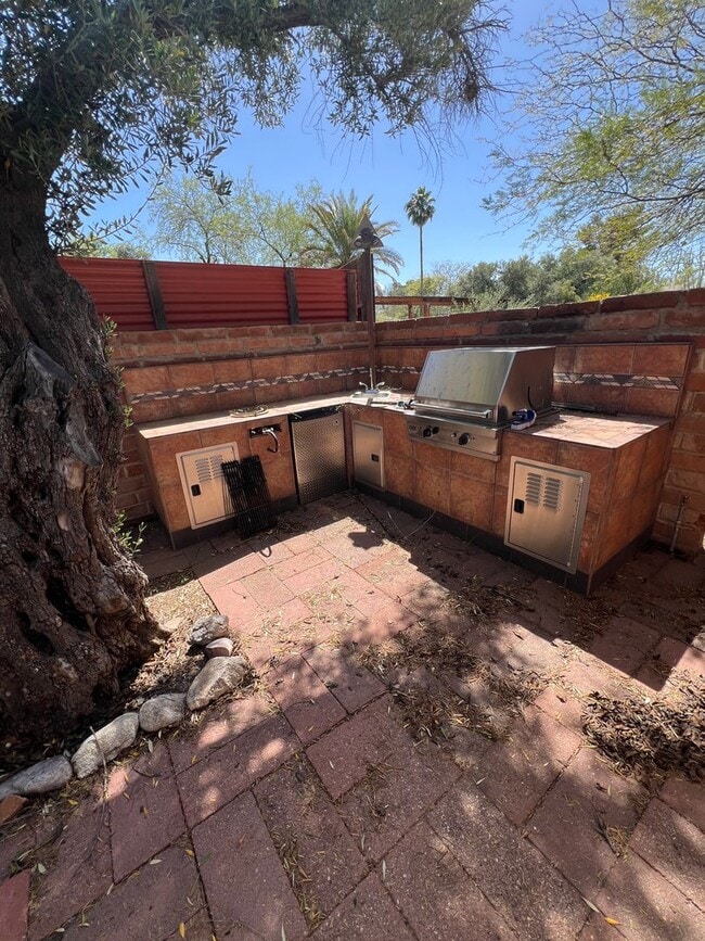 Building Photo - Central 3 Bedroom 2 Bath Burnt Adobe Home with Pool