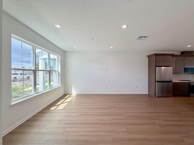 Building Photo - 1887 Pinecliff Dr