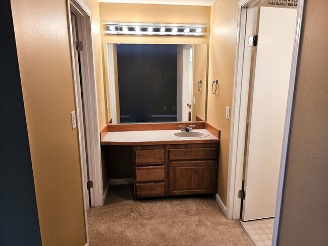 Building Photo - Townhome in Fin Hill- 2 Large Master Bedrooms, 2 Car Garage, Fully Fenced Yard, AC