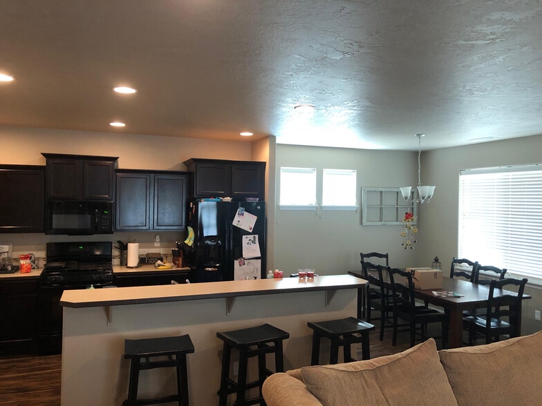 Building Photo - 2651 NE 6th Dr