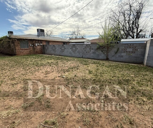 Building Photo - !!Scheduled showing for 3/25 @ 3:30-3:40 !!1Cute cozy 2 bedroom 1 bath with water , sewage , garb...