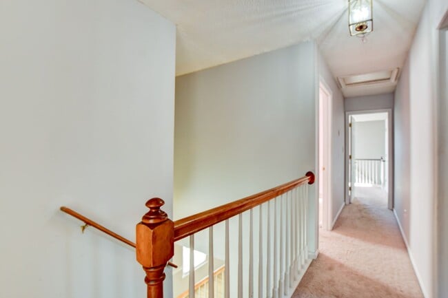 Building Photo - 214 Jouster Way