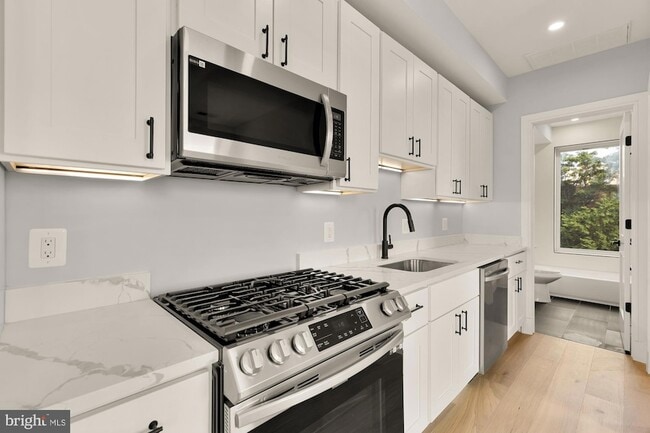 Building Photo - 3215 Mt Pleasant St NW