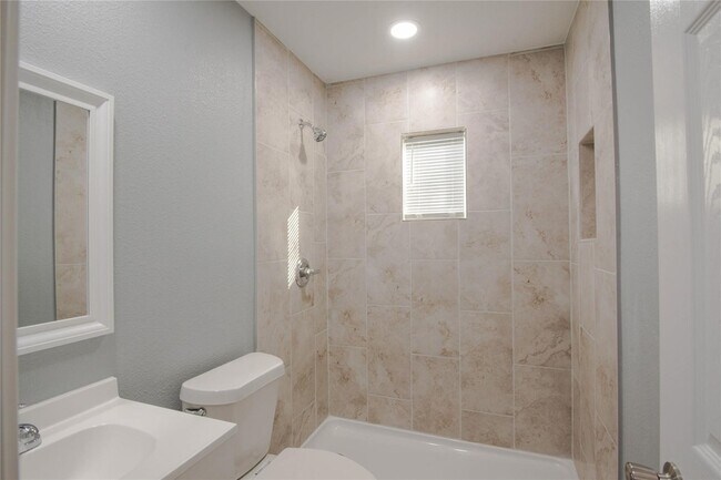 Building Photo - 540 Hensley Dr