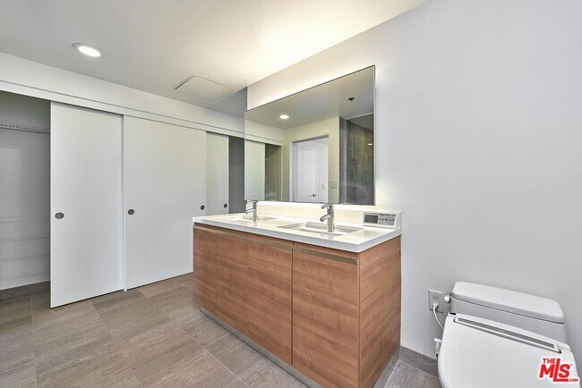 Building Photo - 3785 Wilshire Blvd