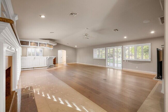 Building Photo - 18714 Bernardo Trails Dr