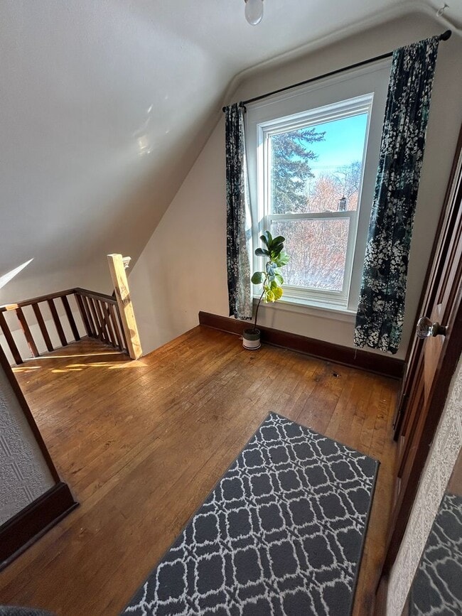 Building Photo - 424 E 10th St