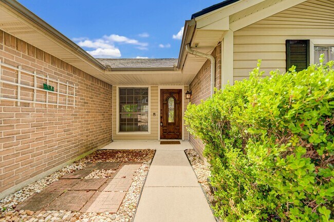 Building Photo - Spacious one story home on a corner lot!