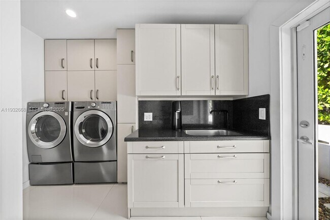 Building Photo - 5055 N Bay Rd