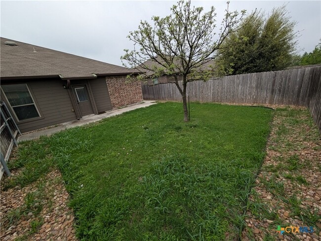 Building Photo - 688 Creekside Cir