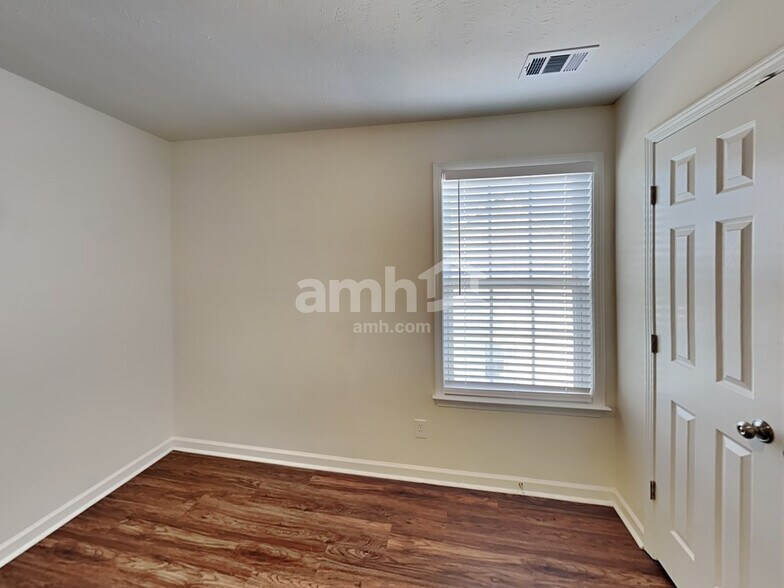 Building Photo - 2114 Debbie Ln