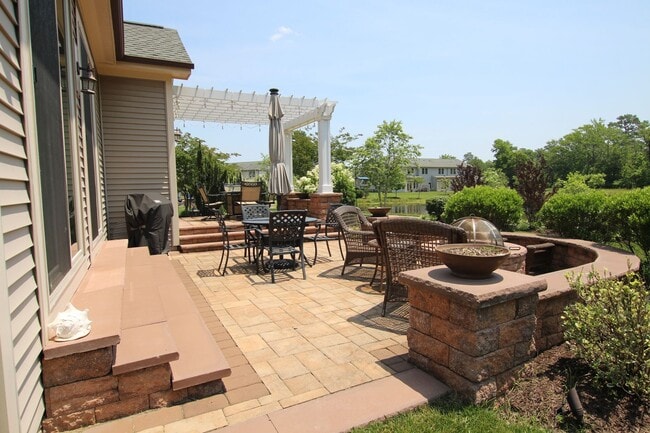 Building Photo - Beautiful Furnished Home Close to Bethany ...