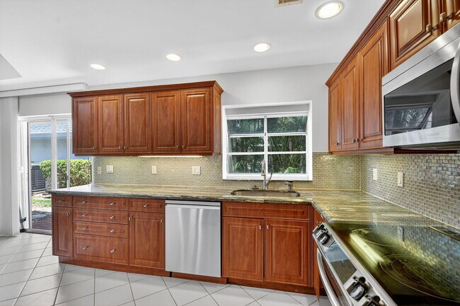 Building Photo - 11570 Briarwood Cir