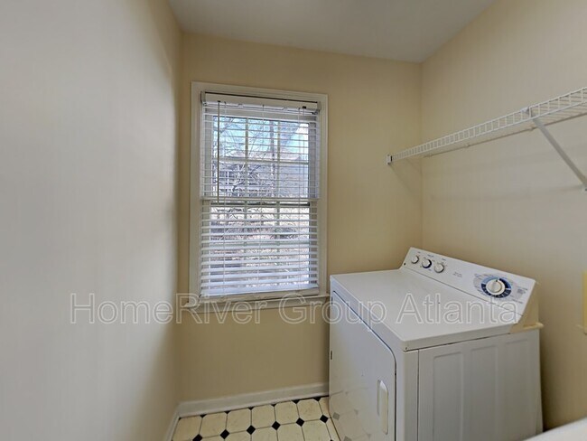 Building Photo - 1040 Queensgate Dr SE