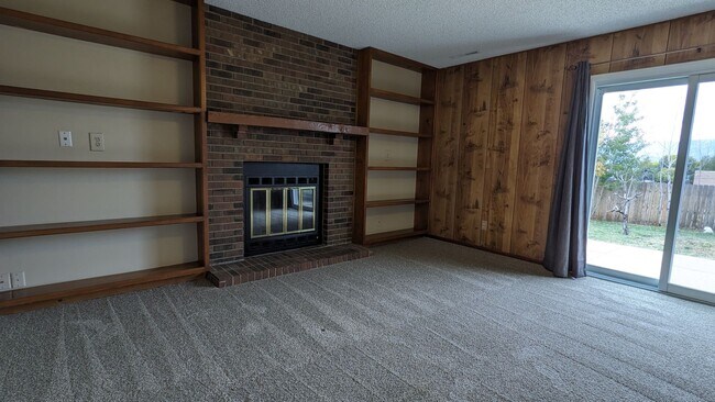 Building Photo - COZY TRI-LEVEL 3 BED/1.5 BATH WITH WOODBUR...