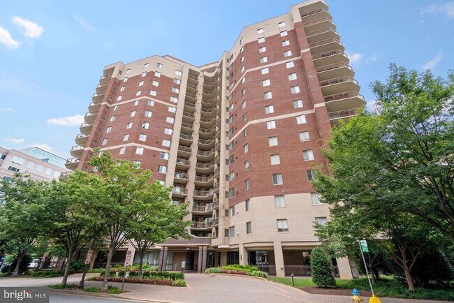 Building Photo - 901 N Monroe St