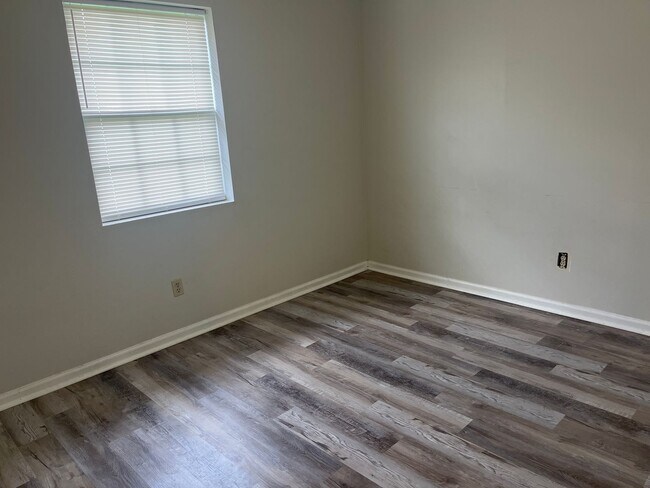 Building Photo - 2 Bed, 1 Bath Apartment